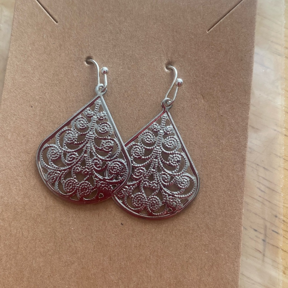 Elegant Silver Plated Filigree hanging teardrop Earrings NWOT